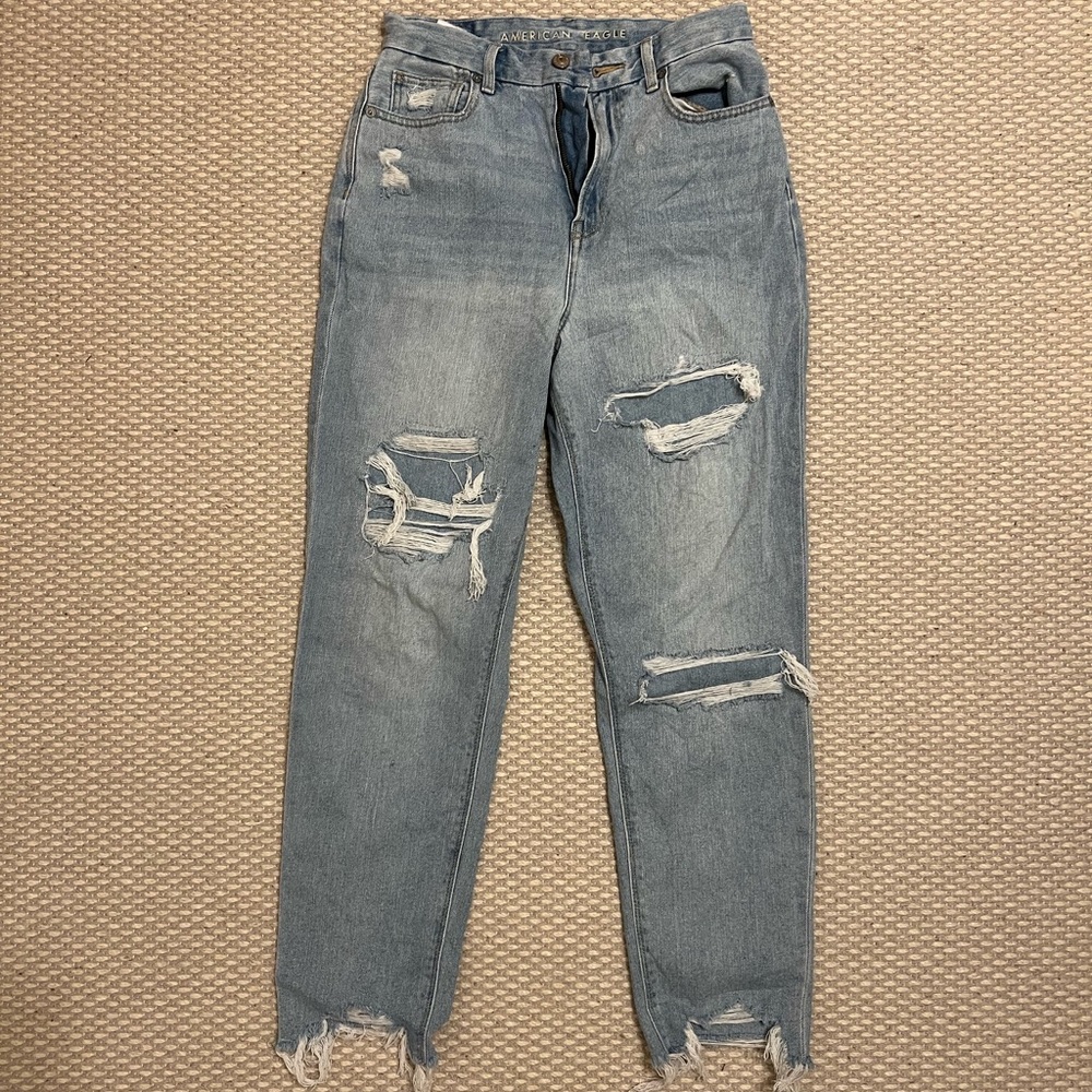 Medium-light washed denim curvy high rise mom jean from American eagle. Size 4.